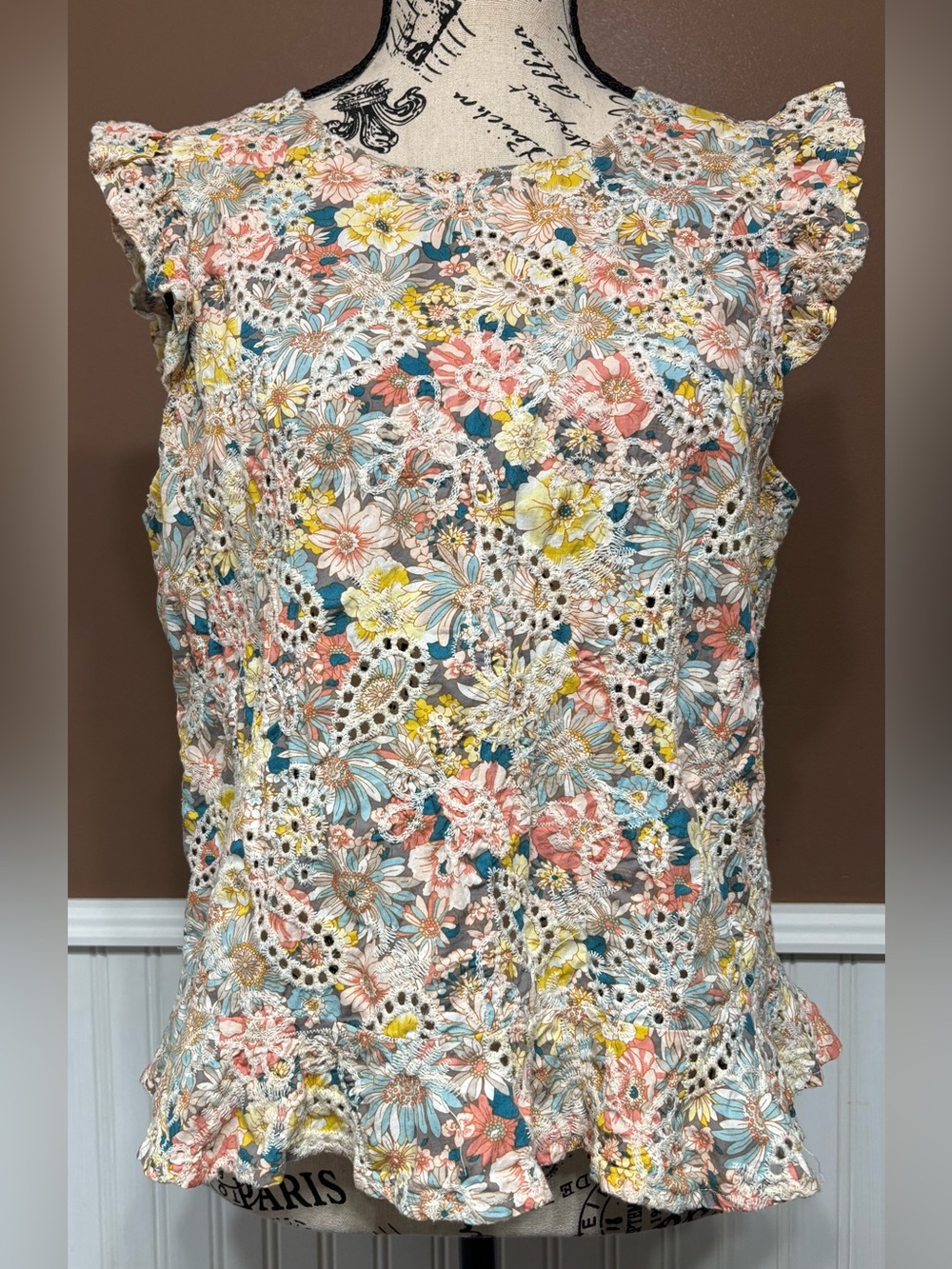 Solitaire Floral Eyelet Ruffle Cap Sleeve Top. Size Lg